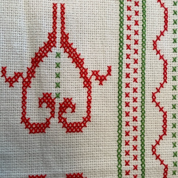 Handmade tablecloth embroidered in cross stitch! - Picture 4 of 5